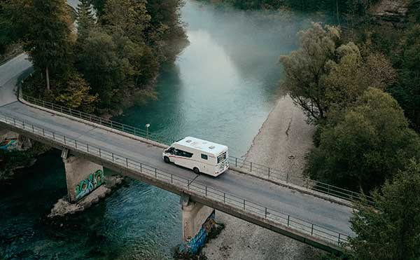 Camper auf einer Brücke