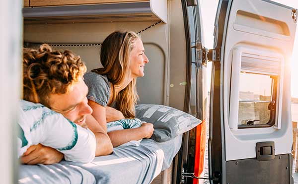 Pärchen am Strand in einem Camper