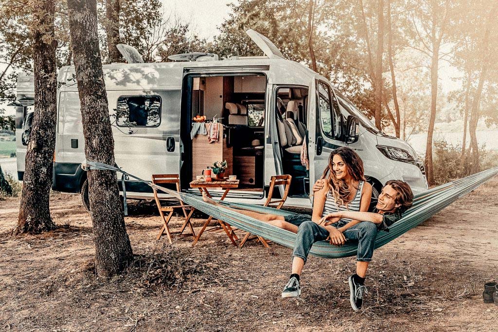 Mieten Sie noch heute Ihr Wohnmobil bei Roadfans und erholen Sie sich von Ihrem Alltag. Lassen Sie sich es gut gehen in einer Hängematte in der Natur vor dem Wohnmobil.