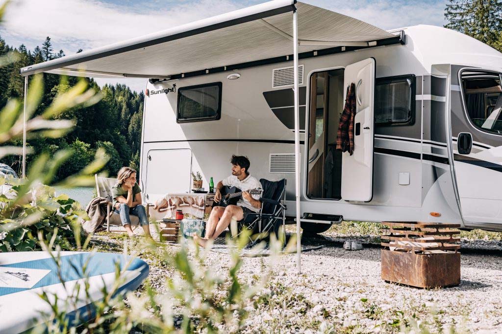 Nutzen Sie noch heute die Extras unserer Wohnmobile und fahren Sie beispielweise die Sonnenmarkise an besonders warmen Tagen aus. Machen Sie es sich gemütlich in Ihrer Campinggarnitur vor dem Wohnmobil und genießen Sie den Tag.