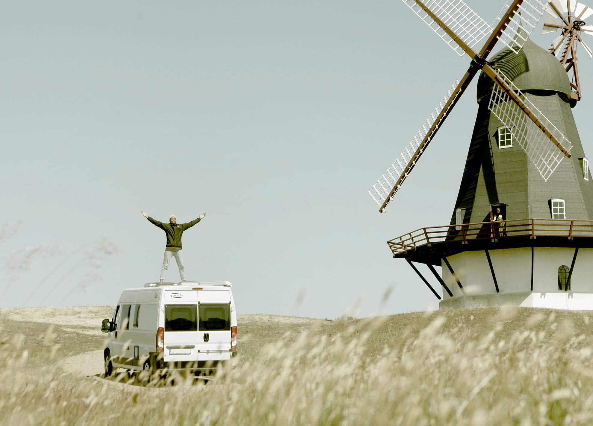 Camper mit Windmühle