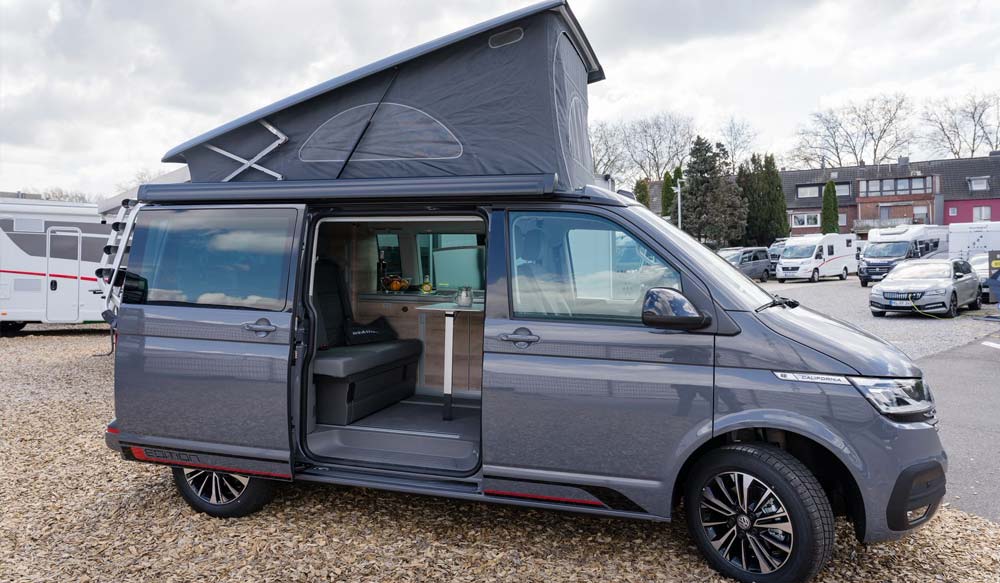 Wohnmobil auf dem Hof mit Aufstelldach von der Seite