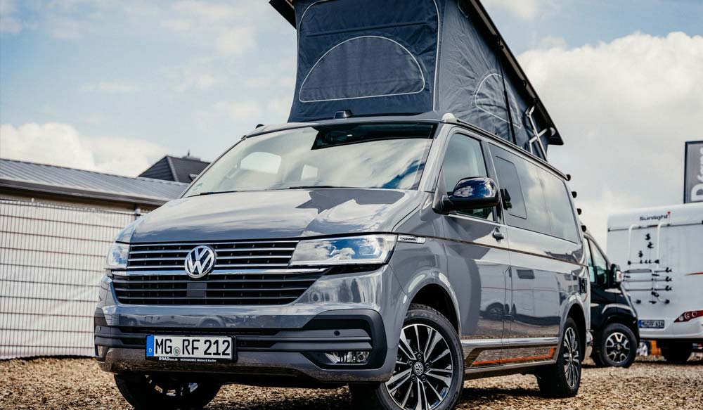 Wohnmobil auf dem Hof mit Aufstelldach