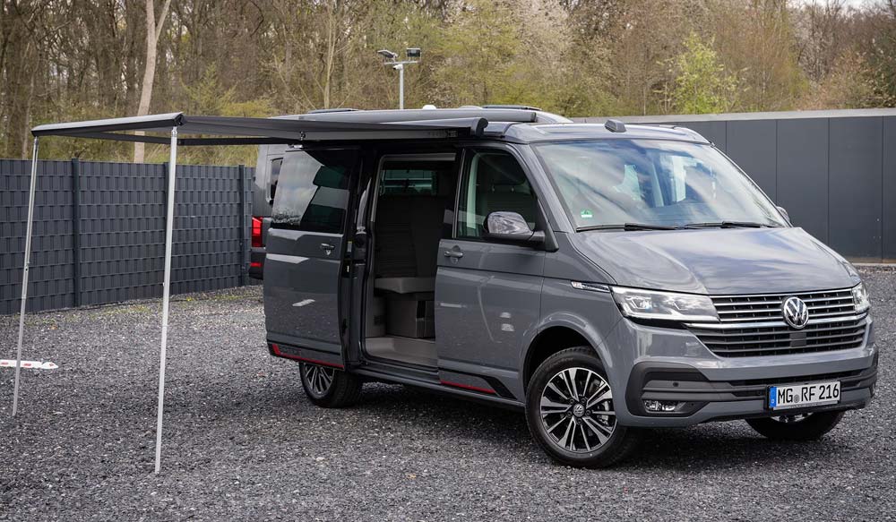Wohnmobil auf dem Hof mit ausgefahrener Markise