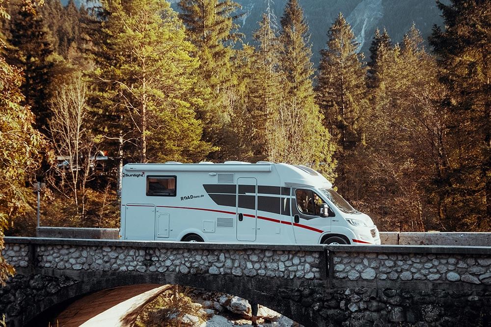 Wohnmobil auf alter Steinbrücke mitten in der Natur