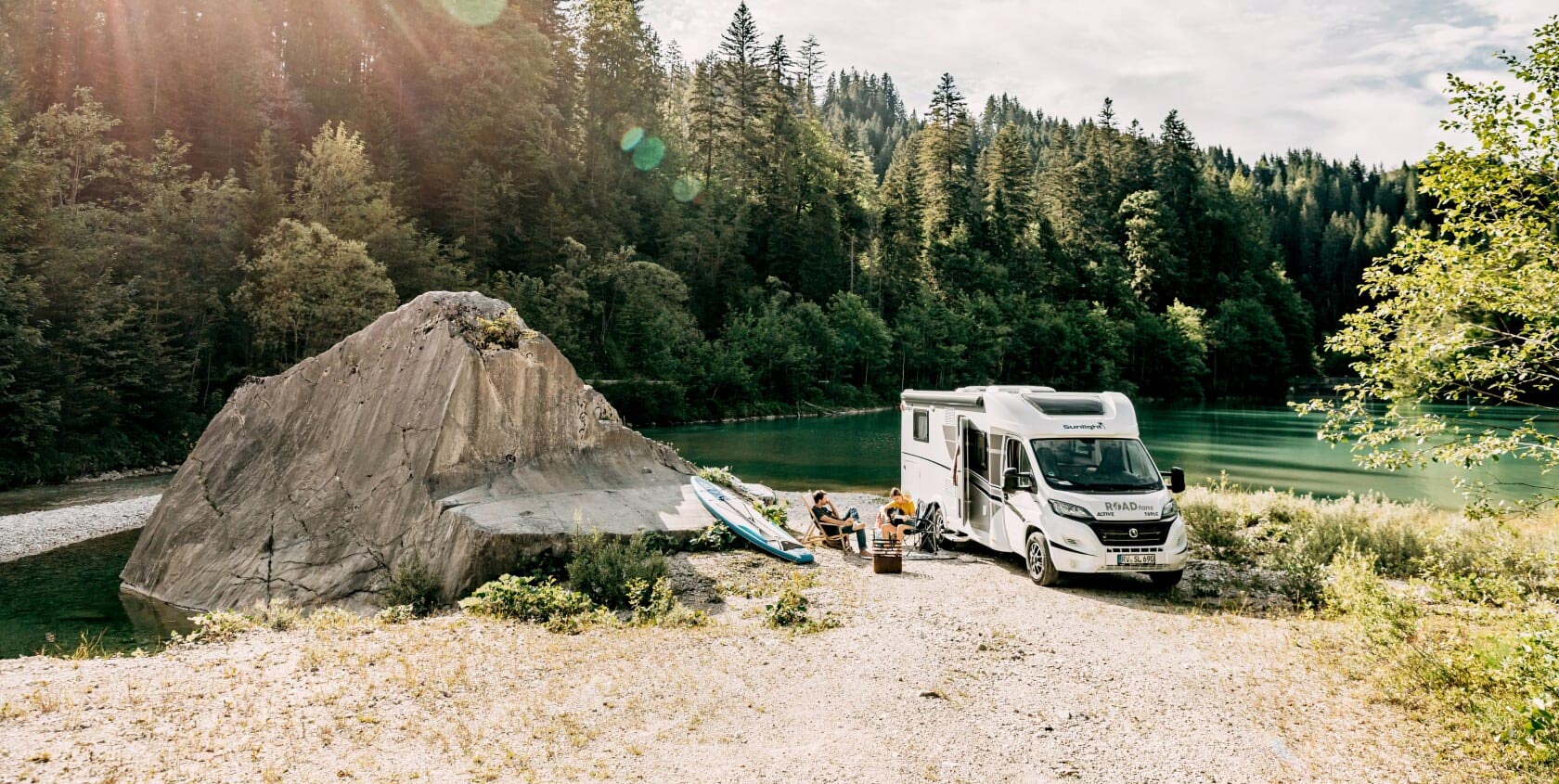 Wohnmobil am See mit Personen