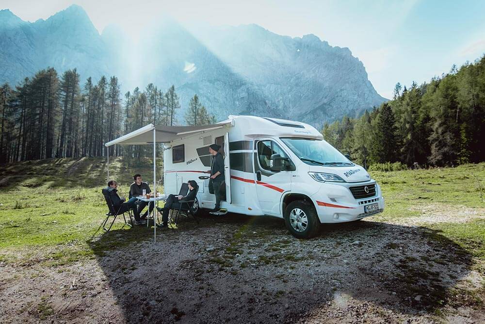 Gebrauchtes ROADfans Wohnmobil vor Bergkulisse