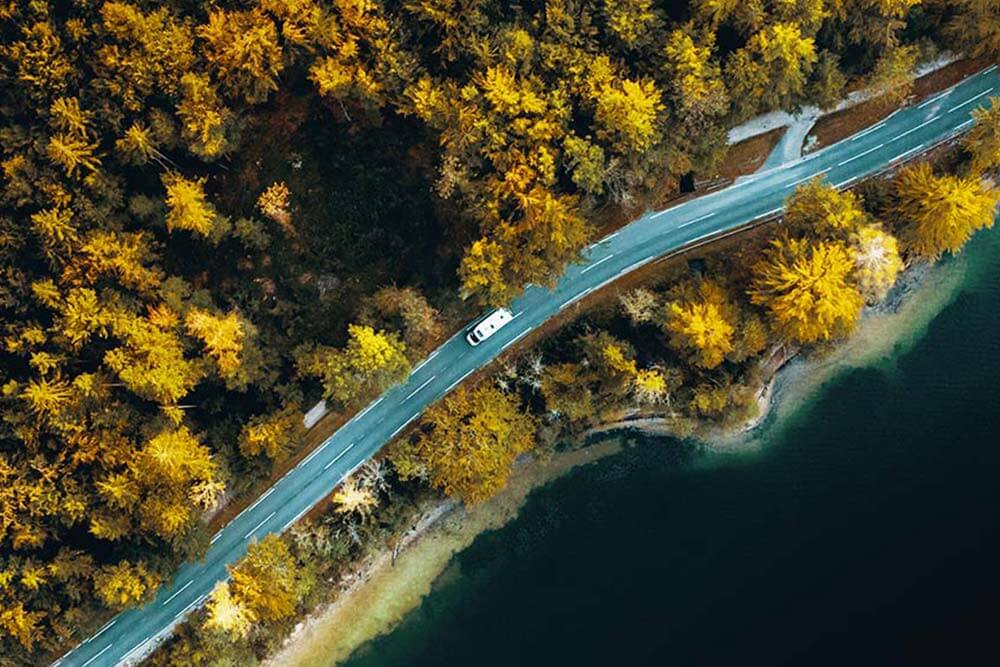 Wohnmobil auf einer Küstenstraße in der Natur