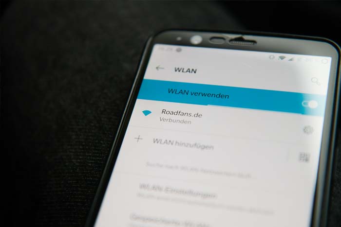 Frontansicht eines Handys, das sich in das WLAN-Netz von ROADfans einwählt