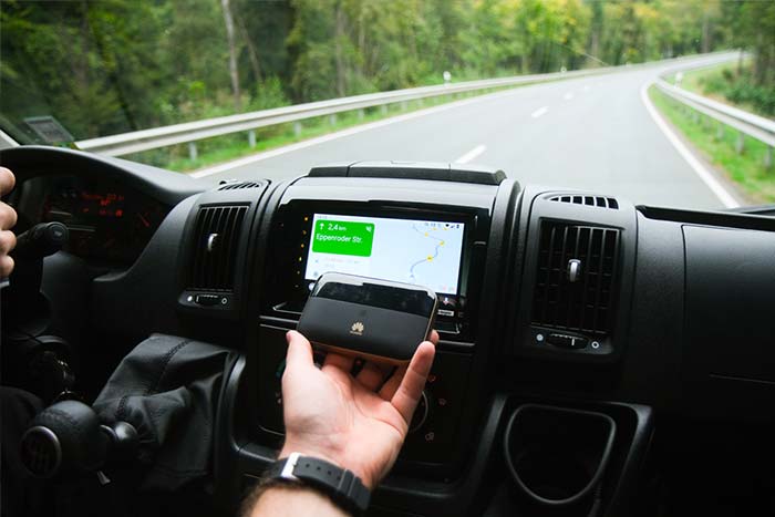 Mobiler WLAN-Router in der Hand zur Navigation für Google Maps in einem Wohnmobil