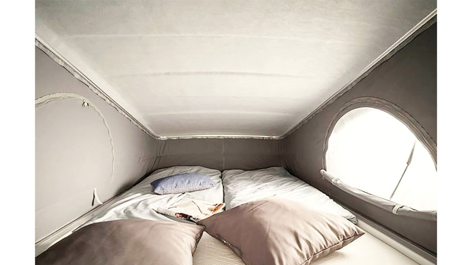 Längsbetten in Aufstelldach eines Campers von Roadfans bei Tageslicht. Bettmasse betragen 1,20 x 2,00 Meter