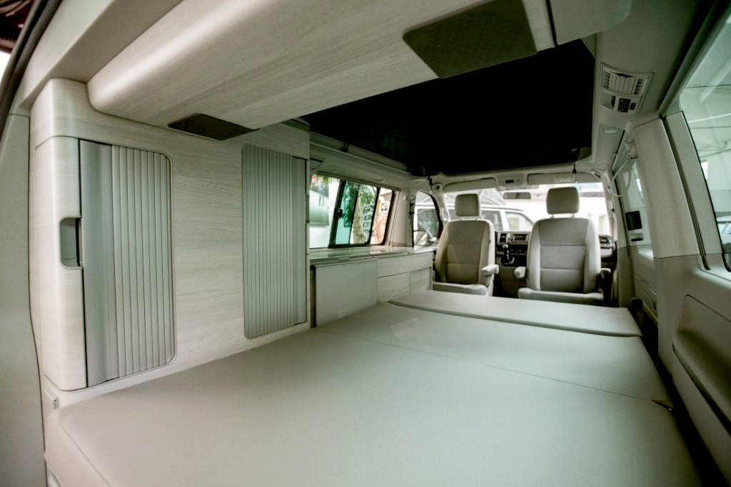 Längsbetten mit den Bettenmassen 185 x 150 cm von VW California Campingbus – Platz für zwei Personen