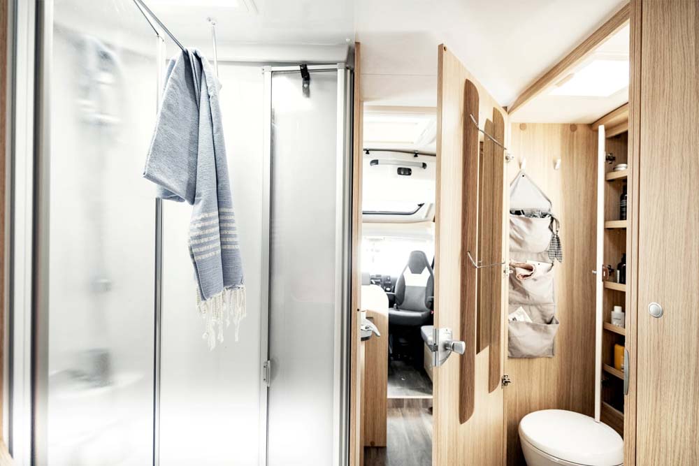Großes geräumiges Badezimmer mit getrennter Dusche und WC von teilintegrierten Wohnmobil Freedom 4 von Roadfans