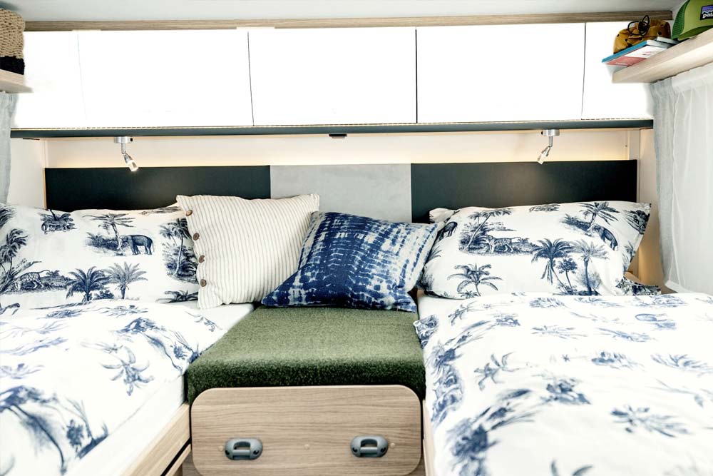 Großes gemütliches Bett mit den Bettmassen 0,8 x 2,0 Meter in teilintegrierten Wohnmobil Freedom 4.