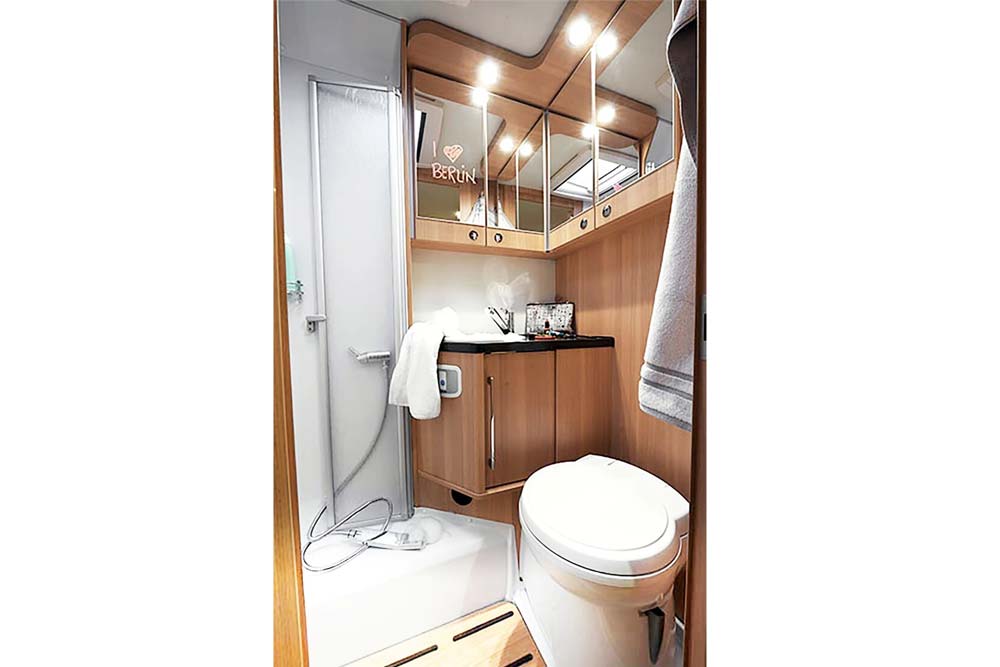 Großes Badezimmer von teilintegrierten Wohnmobil Freedom von Roadfans mit WC und Dusche