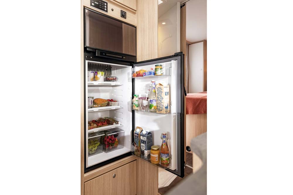 Großer 170 Liter Kühlschrank mit Lebensmittel gefüllt und mit einem Gefrierfach in einem vollintegrierten Wohnmobil