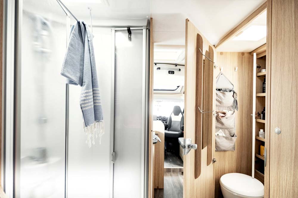 Großes geräumiges Badezimmer mit getrennten WC und Dusche von vollintegrierten Wohnmobil Independence von Roadfans