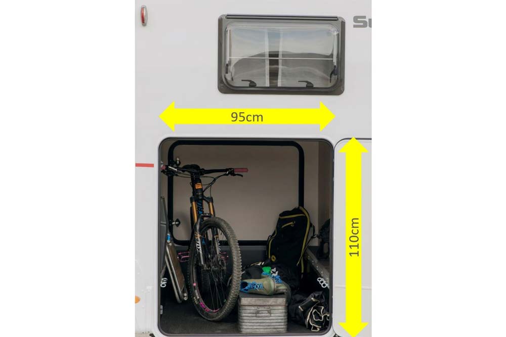 Darstellung der offenen Heckgarage, in der ein Fahrrad mit Wohnmobilzubehör stehen mit den Garage Massen 95 x 110 cm von einem vollintegrierten Wohnmobil