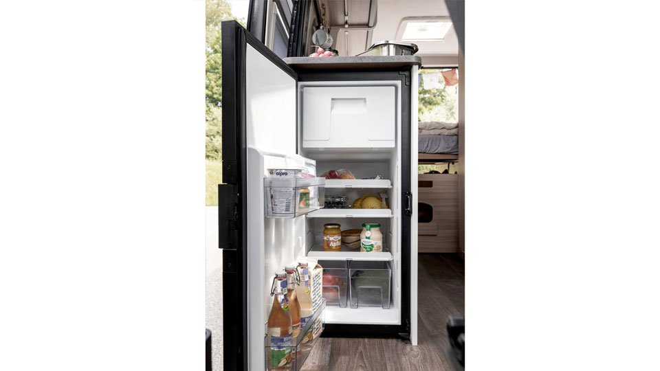 Geöffneter und gefüllter 84 Liter Kühlschrank mit Gefrierfach von Roadfans Kastenwagen Wohnmobil Journey 4