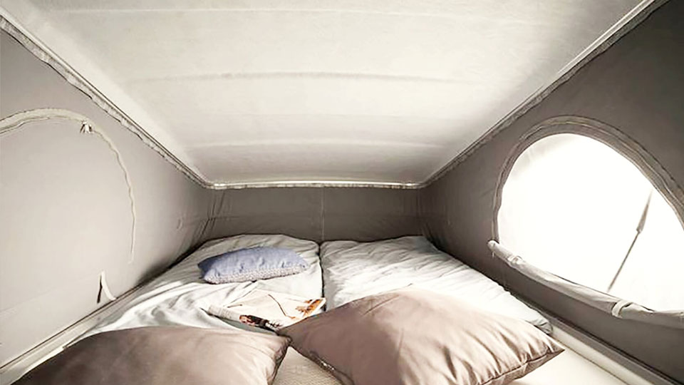 Längsbetten mit den Bettenmassen 1,35 x 2,00 Meter im Aufstelldach bei Tagesliegt des Kastenwagens Journey 4 von Roadfans