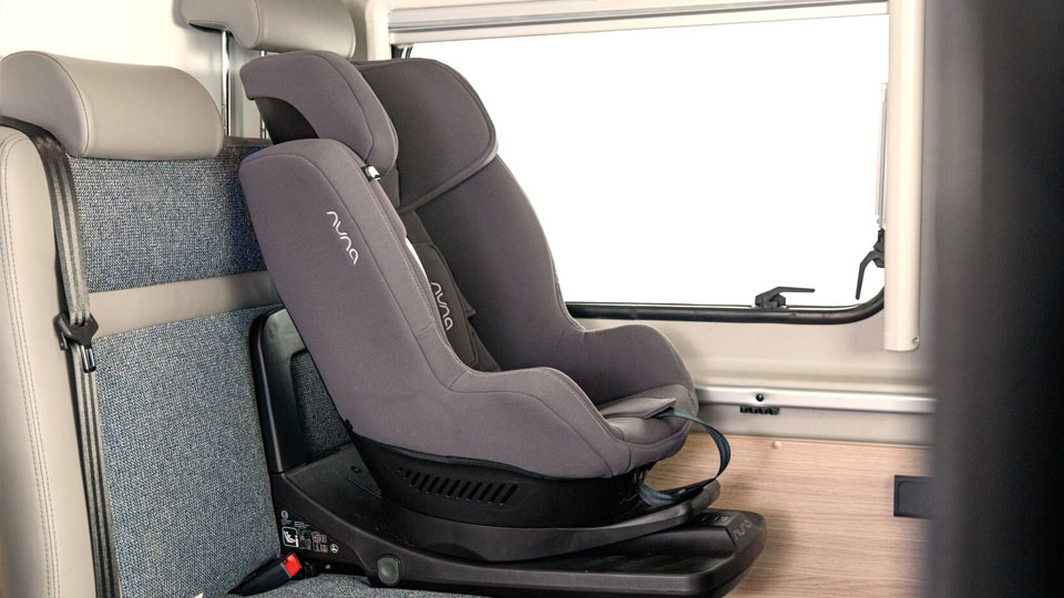 Kindersitz ist mithilfe der ISOFIX Vorrichtung im Kastenwagen Journey Plus sicher befestigt. Die Wohnmobilreise mit den Kindern kann losgehen.
