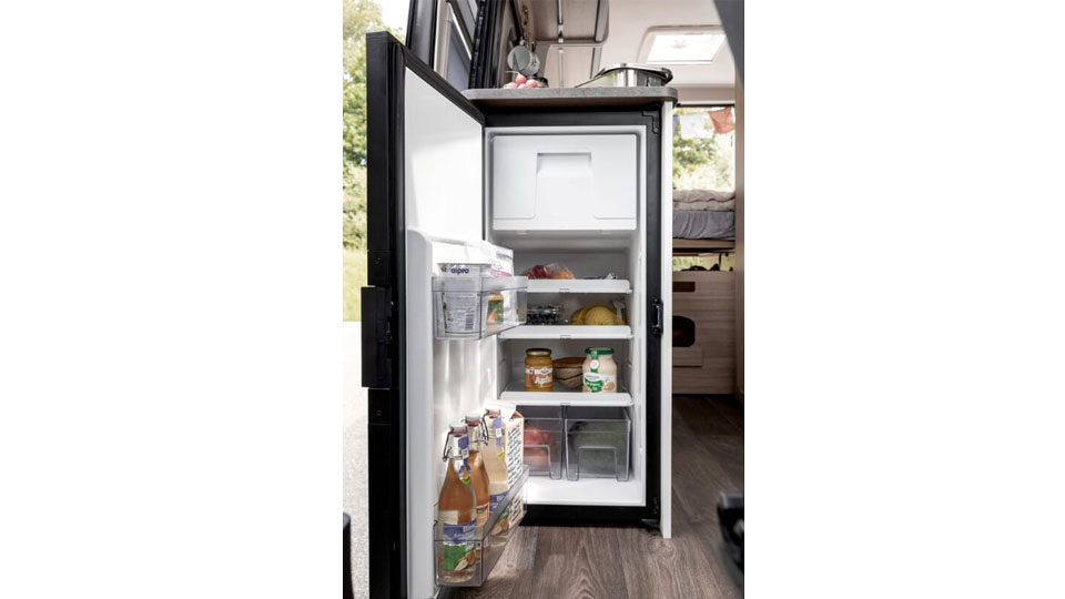 Gefüllter 84 Liter Kühlschrank mit Gefrierfach von Wohnmobil