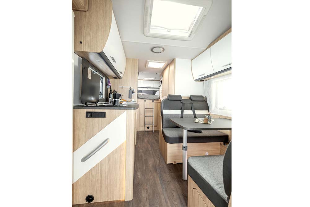 Übersicht der Wohnbereiche Sitzecke, Küche und Schlafzimmer in teilintegrierten Wohnmobil Space von Roadfans
