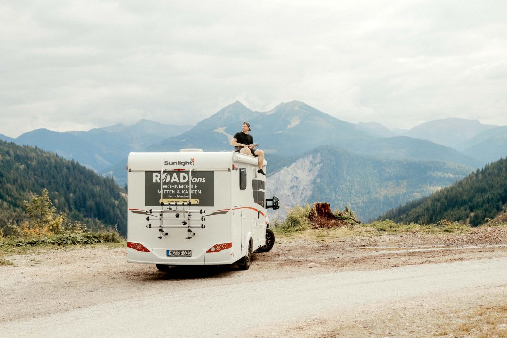 Mieten oder kaufen Sie sich noch heute ein Wohnmobil bei Roadfans und erleben Sie ein Abenteuer der Extraklasse in den Bergen.