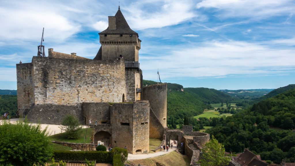 Das Wildcampen Frankreich ohne eine Besichtigung von historischen Bauten ist nur halb so schön. Alte Burgen inmitten von Natur und grüner Landschaft besichtigen.
