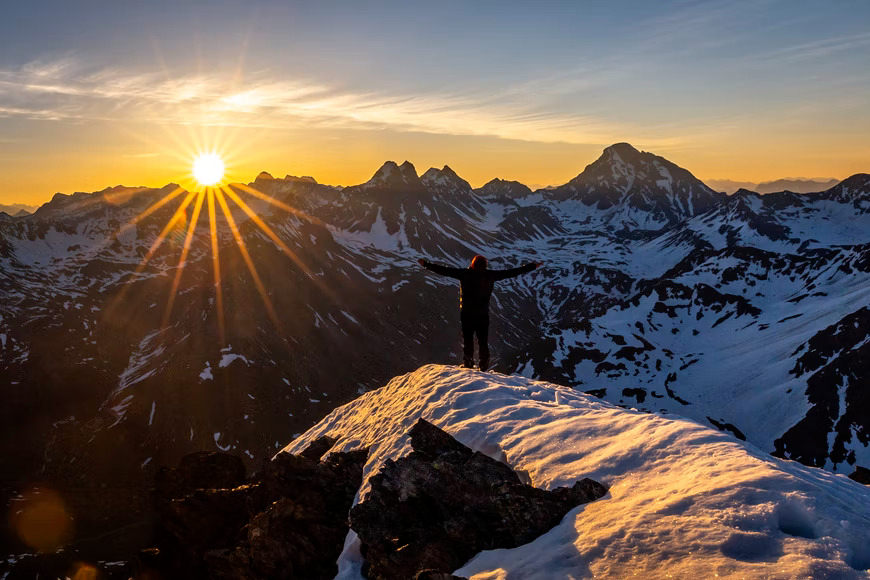 Den Sonnenuntergang beim Wandern in der Schweiz erleben. Bei atemberaubender Kulisse die Freiheit spüren.