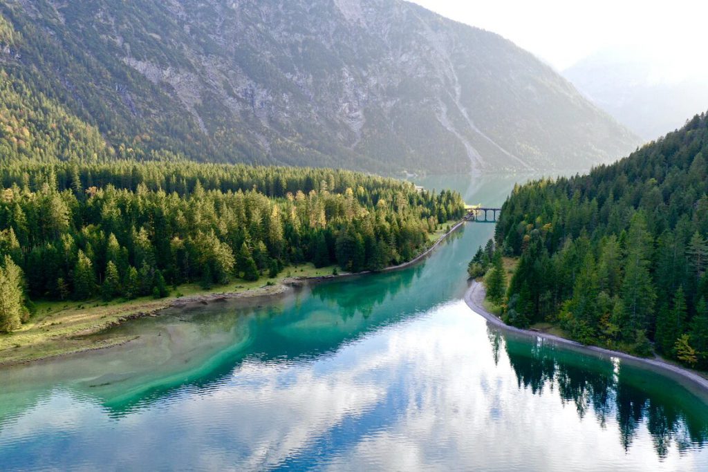 Erleben Sie die Natur Österreichs mit all Ihren Vorzügen. Genießen Sie eine Auszeit mit Ihrem Wohnmobil zwischen den Bergen. Das Land verfügt über zahlreiche kristallklare Seen und Flüsse, sowie über viele Wälder mit reichlich Grün. 