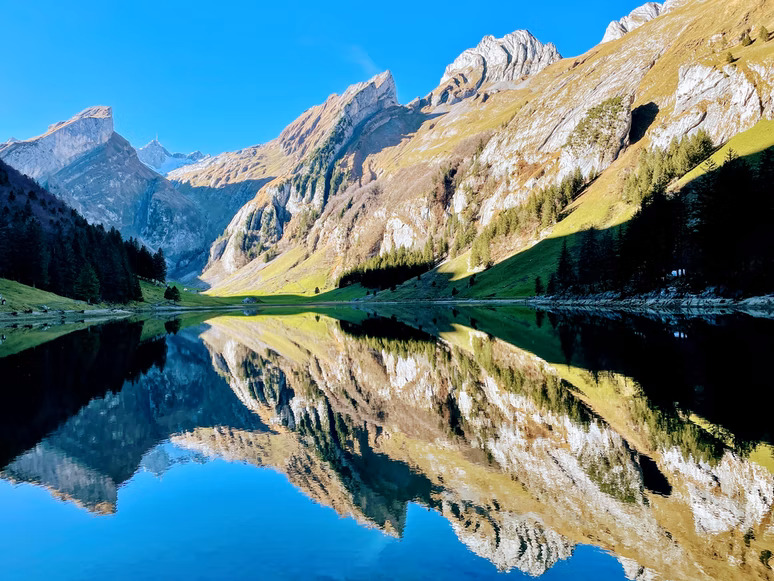 Wildcampen in der Schweiz zwischen atemberaubenden Seen und Bergen.