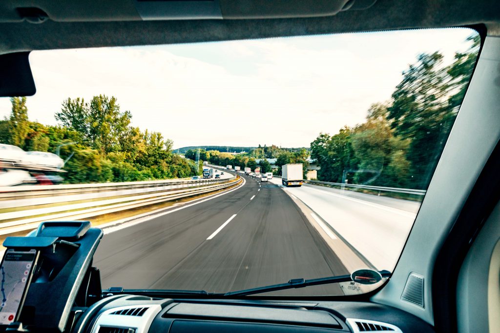 Auch mit Ihrem Wohnmobil müssen Sie auf deutschen Autobahnen auf das Tempolimit achten, um nicht mit Bußgeldern bestraft zu werden.