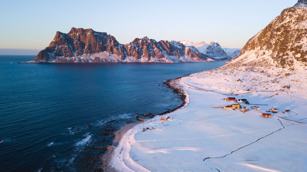 Die großflächigen Küstenlandschaften der Norwegischen Inseln erkunden.