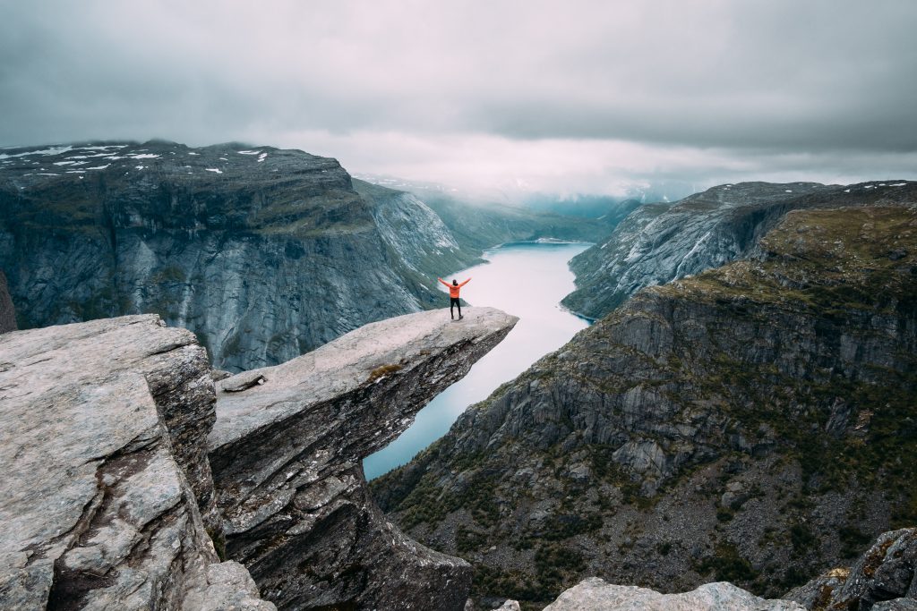 Einen Berg erklimmen und kilometerweit die Fjorde in Norwegen bestaunen.
