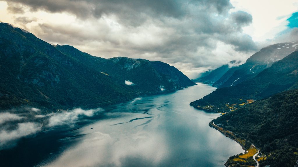 Kilometerlange Fjorde und Flüsse bestaunen die sich durch ganz Norwegen ziehen.
