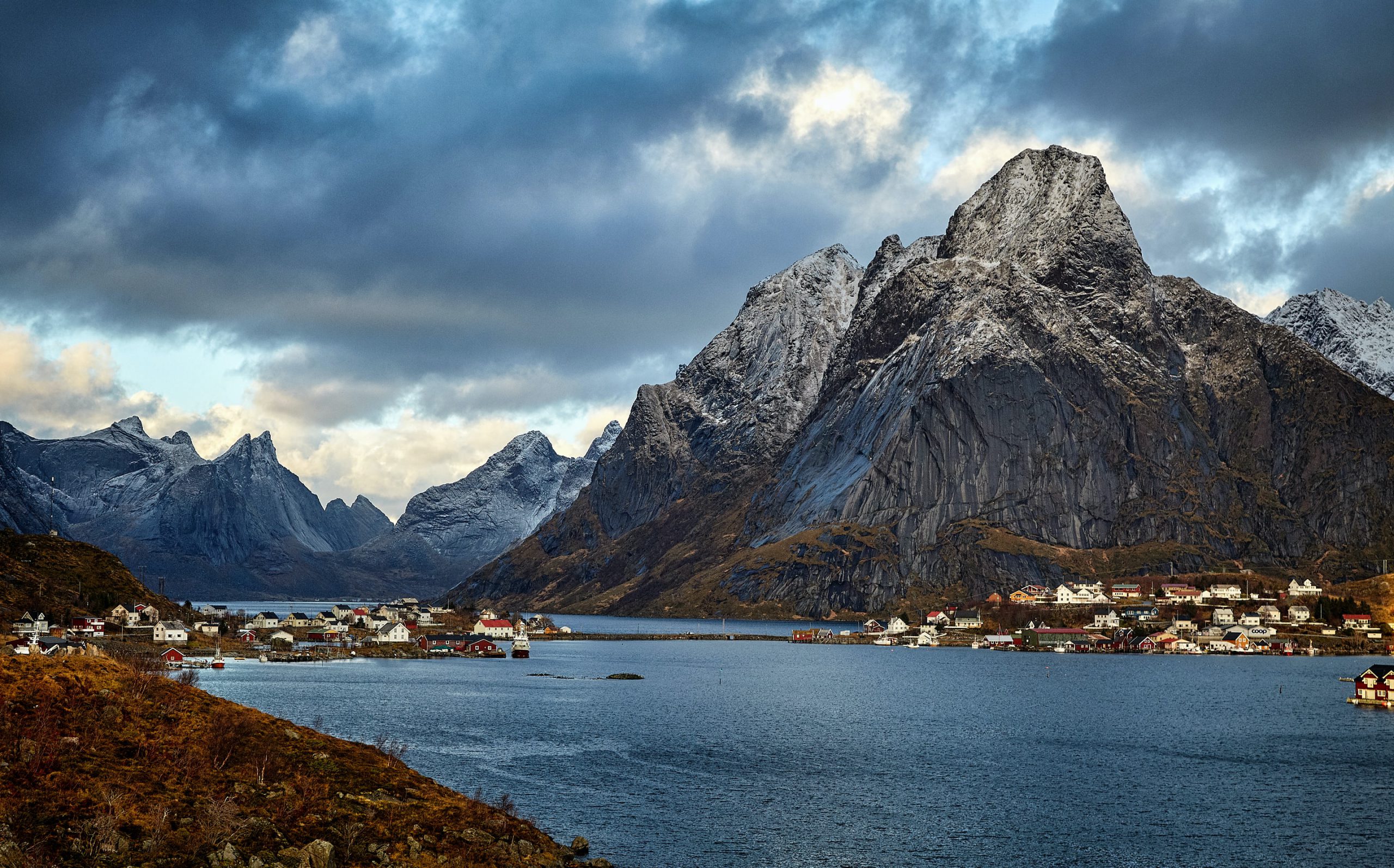 Eine Atemberaubende Berglandschaft in Norwegen beim Wildcampen