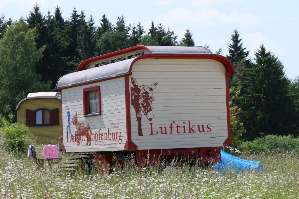 Zirkuswagen auf dem Hofgut Hopfenburg