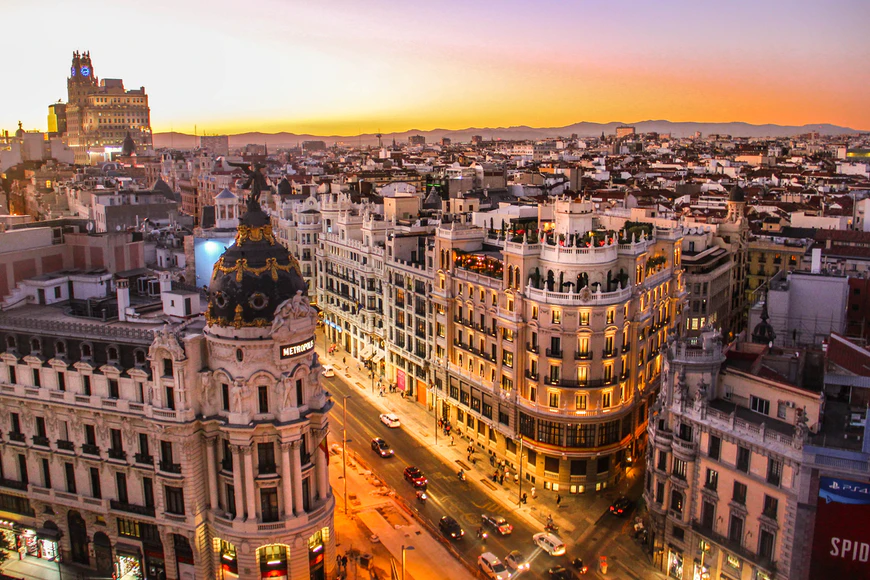 Begeben Sie sich noch heute auf eine Reise nach Madrid und lernen Sie die Stadt und Ihre Vielfalt kennen.