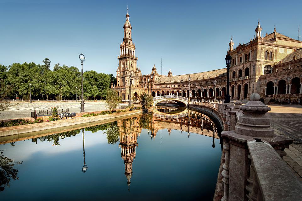 Begeben Sie sich noch heute auf eine Reise nach Sevilla und lernen Sie die Menschen und Sehenswürdigkeiten vor Ort kennen.