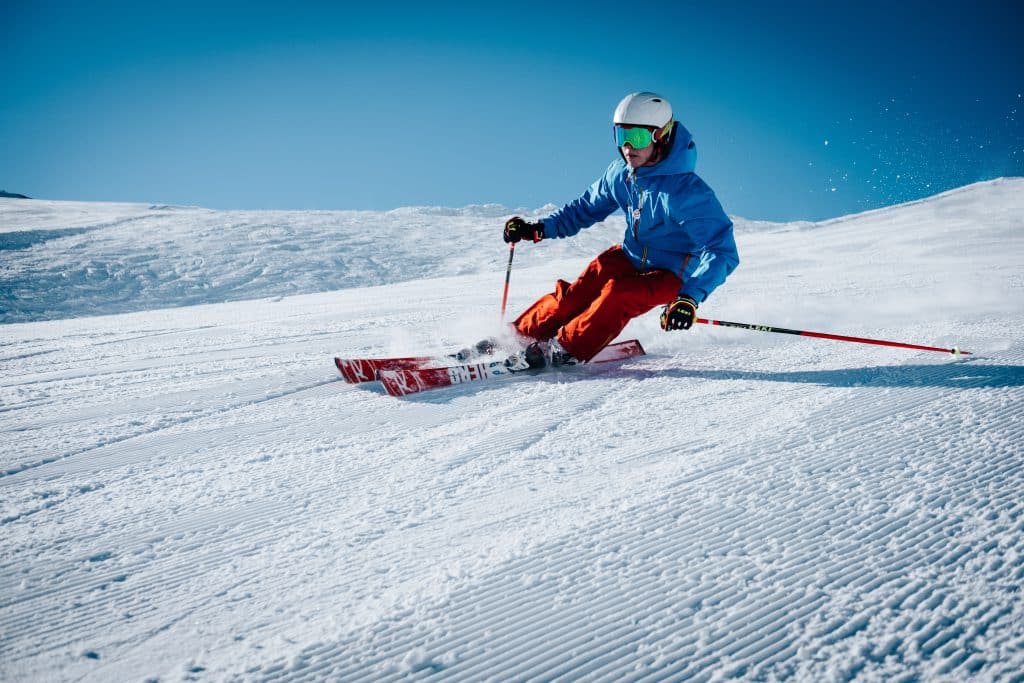 Skifahren in den Alpen. Jetzt Wintercampingurlaub buchen