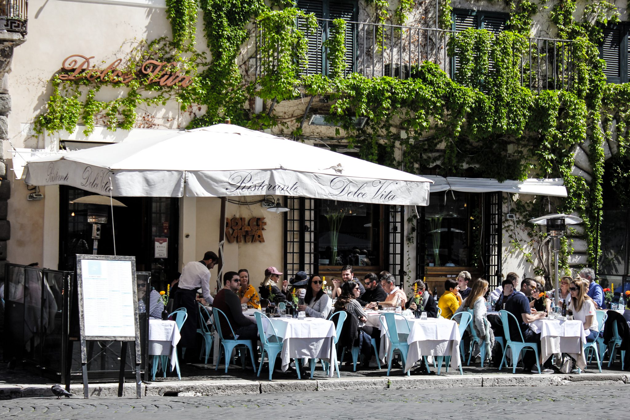 Cafe auf einer Straße in Italien