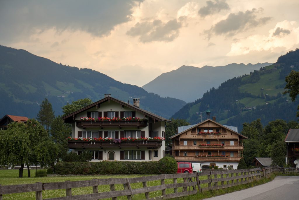 Blick auf Häuser vor den Bergen des Zillertals