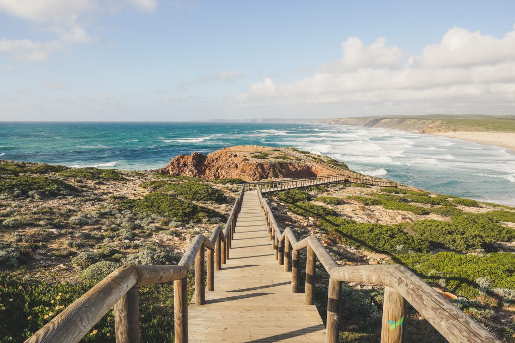 Reiseziele November Europa - Treppe zum Strand an der Algarve