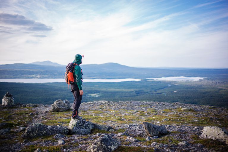 Mann auf steinigem Berg in Schweden