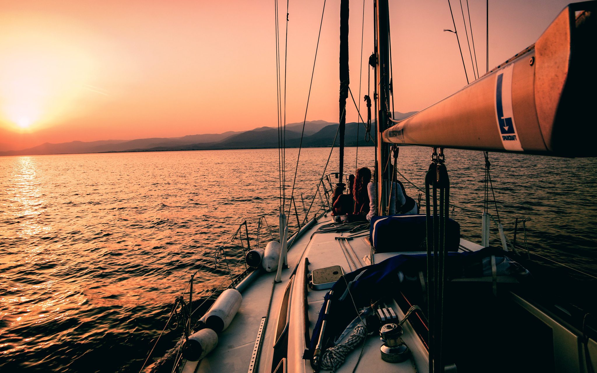 Segelboot auf dem Ammersee bei Sonnenuntergang