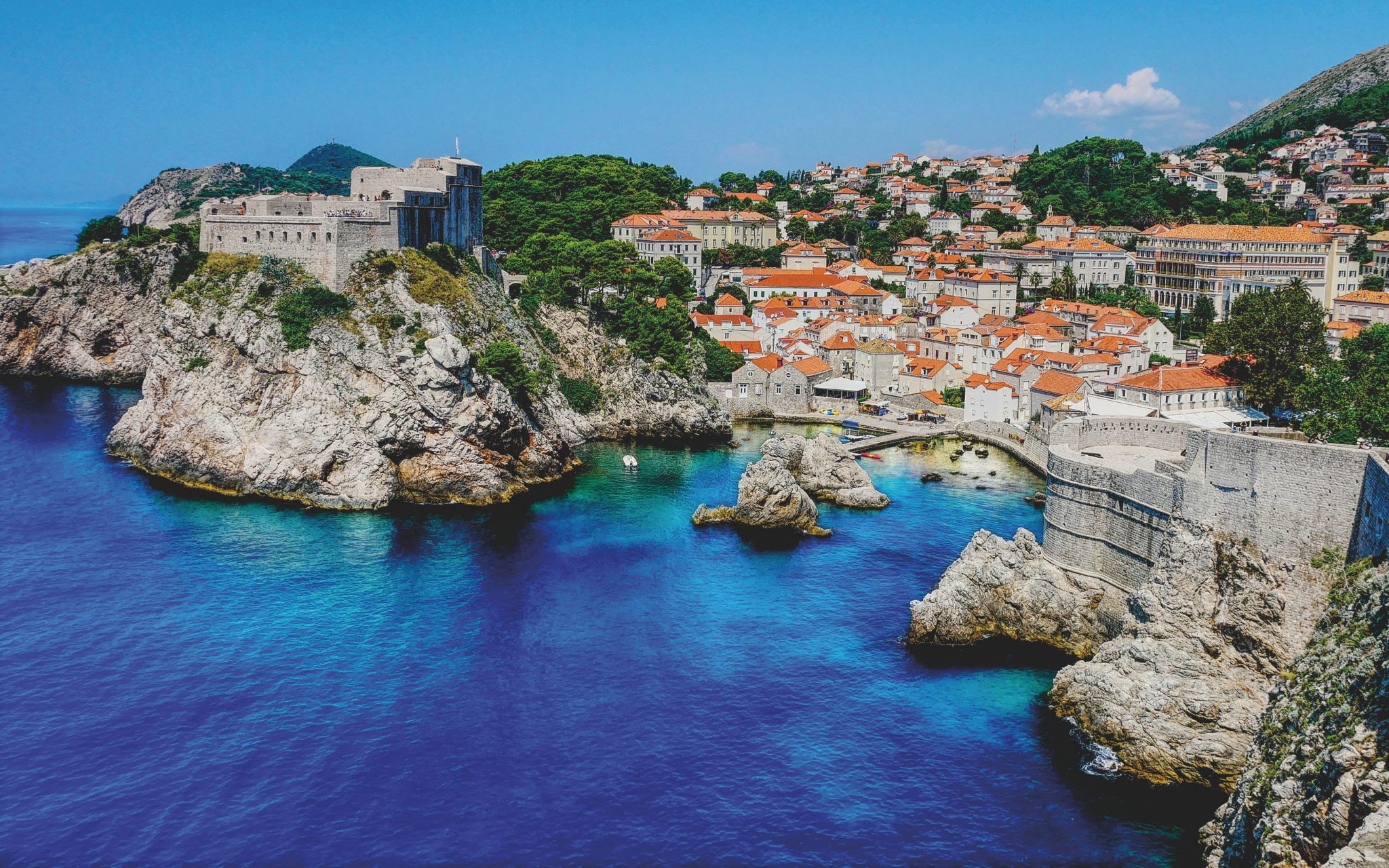 Camping Kroatien - Stadt in Kroatien mit Felsen und Meer