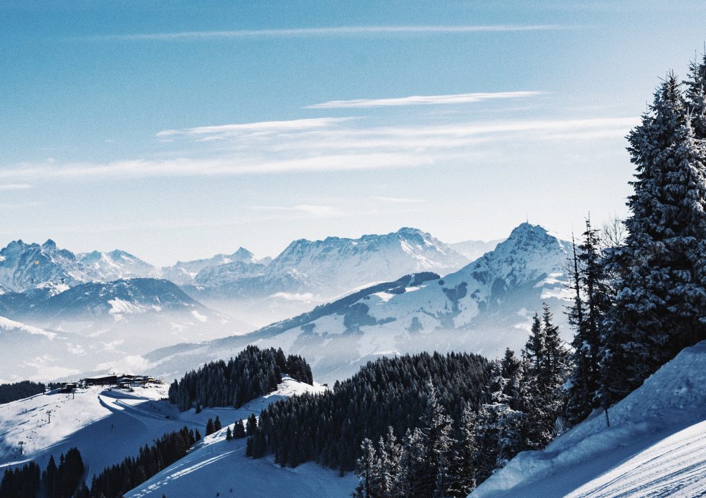 Wintercamping Österreich - Der Blick über ein Skigebiet in Österreich