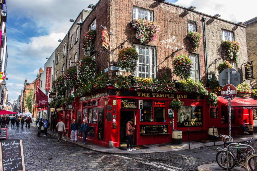 Irish Pub mit roter Fassade in Altstadt