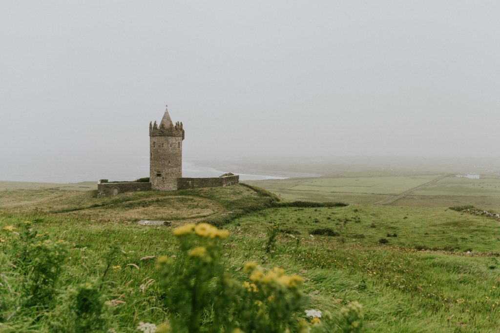 Burgruine in Irland bei nebligen Wetter